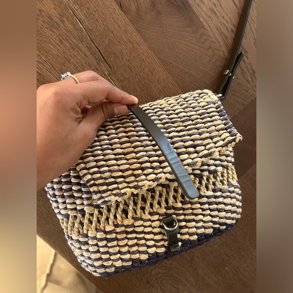 AAKS Sinsi Natural Crossbody - Picture 9 of 10